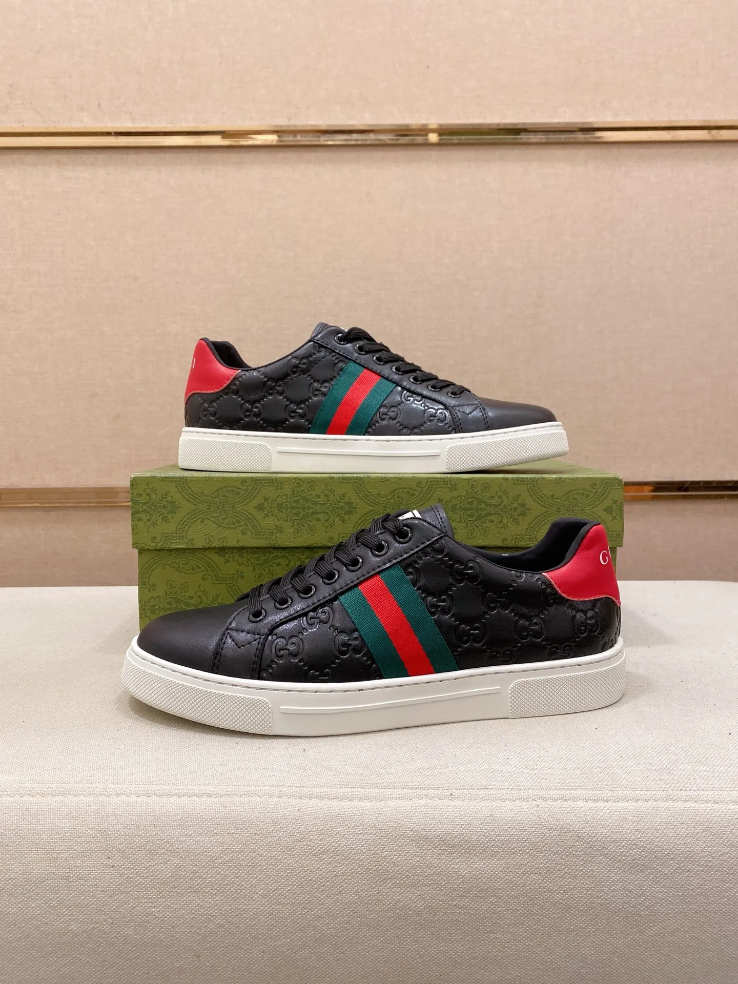 Factory price: 480💰 (GUCCI) The latest model from the official website 🎁🎁Casual and fashionable men's shoes👟, hot style 💥The version is simple and elegant, exclusive for trendy men. Unique official website latest brand elements 👑Gucci original decoration, fashionable and generous, the fabric is original cowhide ✅sheepskin lining, the official website specifies wear-resistant casual outsole, the classic model is taken in kind at the counter🎬38-44 (45 is not returned or exchanged)
